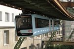 Die neue Schwebebahn Gtw 01 am Döppersberg in Wuppertal, am 08.06.2016.