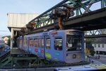 Schwebebahn  IKEA  Gtw 24 in Wuppertal Oberbarmen, am 21.09.2016.