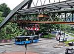 Wuppertaler Schwebebahn mit Linienbus an der Bundesallee