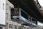 Die neue Schwebebahn 04 als Dienstfahrt am Wuppertaler Hauptbahnhof, am 07.12.2016.