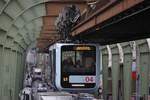 Die neue Schwebebahn 04 als Dienstfahrt am Bruch in Wuppertal, am 07.12.2016.