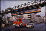 Die Wuppertaler Schwebebahn überquert hier am 7.12.1989 nahe dem Bahnhof Zoo die Sonnborner Straße in Wuppertal Elberfeld West.