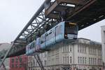 Die neue Schwebebahn GN01 an der Kluse in Wuppertal, am 18.12.2016.