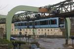 Die neue Schwebebahn GN02 am Stadion/Zoo in Wuppertal, am 18.12.2016.