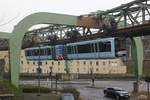 Die neue Schwebebahn GN01 am Stadion/Zoo in Wuppertal, am 18.12.2016.