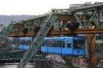 Schwebebahn Gtw11 am Döppersberg in Wuppertal, am 02.02.2017.