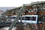 Die neue Schwebebahn GN05 am Döppersberg in Wuppertal, am 02.02.2017.