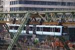 Die neue Schwebebahn GN06 am Döppersberg in Wuppertal, am 02.02.2017.