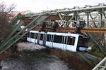 Die neue Schwebebahn GN08 an der Kluse in Wuppertal, Februar 2017.