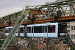 Die neue Schwebebahn GN02 am Döppersberg in Wuppertal, März 2017.