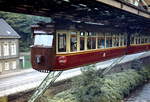 Ein Schwebebahnzug der Serie B00/B03 fährt in der zweiten Hälfte der 1960er Jahre in die Station Wuppertal-Zoo ein (Scan von einem Farbfoto)