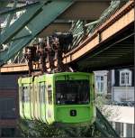 Ein grüner Wagen -     Die Schwebebahn in Fahrtrichtung Osten wird sogleich in die Station Robert-Daum-Platz einfahren.