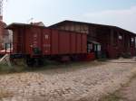 Die Kleindiesellokomotive K 4701 und drei Gterwagen des Mecklenburgischen Eisenbahn Vereins stehen im Eisenbahnmuseum  Lokschuppen  im Stadthafen von Rostock.