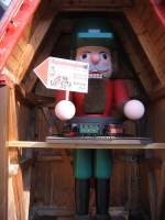 Originelle Werbung fr das Spielzeugmuseum in Seiffen (Erzgebirge) mit einer um einen Nuknacker herum fahrenden LGB-Bahn - 30.10.2005  