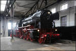 Bahnpark Augsburg am 16.3.2025: In der Halle neben der Eingangshalle stand die einst ausgebrannte und äußerlich wieder aufgearbeitete DB Dampflok 23105, Baujahr 1957.