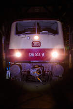 Mit der Taschenlampe die 120 003-9 angestrahlt.