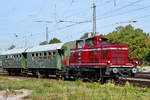Die 1959 bei MaK gebaute Diesellokomotive 261 654-8 ist mit zwei Prsonenwagen in Darmstadt-Kranichstein unterwegs.