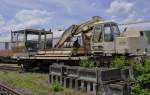 10.06.2011 Darmstadt-Kranichstein ; Vielzweck-Gleisbaumaschine mit Kippvorrichtung, Arbeitsseite