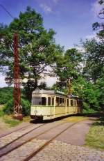 Meterspur-Triebwagen 275, ehemals der Bochum-Gelsenkirchener-Straenbahnen AG (Baujahr 1957, 6 Achsen, Gewicht 22,7 t). Pfingsten 2009.

