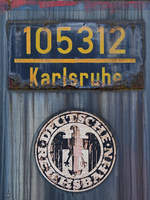 Schilder am Ganzstahlpersonenwagen der Bauart 28, Pw4ü-30, 105 312 Karlsruhe.