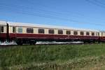 In den Abendstunden des 7. Mai 2018 fuhren die historischen Fahrzeuge von ihrem Einsatz beim Bahnhofsfest Lauda nach Koblenz zurück. Insgesamt waren es 6 Loks, 5 Personenwagen und 1 Flachwagen beladen mit dem Adler. Gesehen auf der Rhein-Main-Bahn KBS 651. Hier ein D-Zug Wagen Gattung Avmz, 61 80 19-95 021-0.