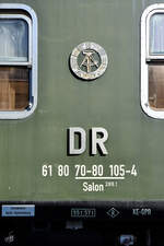 DDR- & DR-Emblem, sowie die Beschriftung an einem Salonschlafwagen des Staatszuges der DDR. (Eisenbahnmuseum Heilbronn, September 2019)