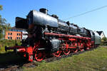 Im Außenbereich des Eisenbahnmuseums in Koblenz steht die 1940 gebaute und teilweise in Folie eingepackte Dampflokomotive 01 1100.