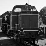 Die Diesellokomotive V65 011 präsentiert sich Anfang September 2021 hinter der Drehscheibe des Eisenbahnmuseums in Koblenz.