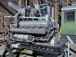 Ein Dieselmotor MB 12V 493 TZ des Herstellers MTU steht im Eingangsbereich des DB-Museums in Koblenz. (August 2021)