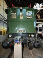 Die Elektrolokomotive E16 03 stammt aus dem Jahr 1926 und war Anfang September 2021 in der Halle des Eisenbahnmuseums in Koblenz zu bewundern.