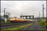 It's TEE-time: DB Museum 101 001 mit dem AKE-Rheingold (Dortmund - Salzburg) am 21.04.2024 bei bei strömendem Regen in Würzburg.