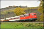 DB Museum 115 114 beförderte am 18.10.2024 drei Wagen als Hotelzug für das Personal, DB 103 245, vier TEE Wagen und einen Speisewagen mit der DB 218 137  City-Bahn  am Zugschluss von Koblenz