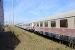 Der D-DB 60 80 19-95 190-3 Avmz 111.2 und weitere ausgediente Wagen, am 06.04.2026 im DB Museum Koblenz.