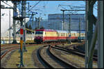 HanseSail 2026: Der Sonderzug DZ 338 Warnem�nde - G�ttingen (DB Museum 101 001 & IC-Steuerwagen D-DB 51 80 80-95 259-2 Bimmdzf  Mach's gut im DB Museum - Bimmdzf 287 / Abschiedsfahrt Drehfaltt�r - 21.02.2024 ) wird am Abend des 08.08.2026 im Startbahnhof auf Gleis 4 bereitgestellt.