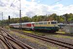 DB Museum Koblenz 111 001-4 mit Sonderzug in Wiesbaden Hbf am 10.10.26 vom Bahnsteig aus fotografiert 