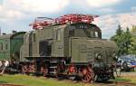 E71 19 zusammen mit historischen Personenwagen am 08.06.2013 auf dem Auengelnde des DB Museum Koblenz-Ltzel.
