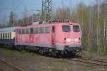 110 223-5 steht im Außengelände des DB-Museums Koblenz-Lützel, zusammen mit 7 abgestellten TEE-Wagen. (29.03.2014)