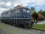 Die Elektrolokomotive 110 002-3 stand Mitte Mai 2017 im Verkehrsmuseum Nürnberg.