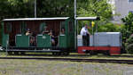 Eine Feldbahnlokomotive von Jung diente im Juni 2019 auf dem Freigelände des Verkehrsmuseums in Nürnberg für Rundfahrten.