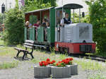 25. Juni 2016, Im Freigelände des Nürnberger DB-Museum fährt diese Feldbahn mit einer Jung-Lok von 1950. So einen schicken Lokführer hatte sie in ihrer aktiven Zeit sicher nicht.