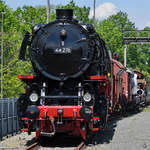 Die Dampflokomotive 44 276 war im Deutschen Dampflokomotiv-Museum Neuenmarkt-Wirsberg stilecht vor einem Güterzug gespannt.