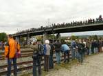 

20.09.2008, Das Dampflokmuseum Neuenmarkt- Wirsberg veranstaltet das Dampf-Festval  160 Jahre Schiefe Ebene . Die Brücke über die Bahngleise ist fest in Fotografenhand. Außer den meist bekannten Lokomotiven geben auch die Bilderjäger immer interessante Motive ab.