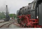 An den Pfingstdampftagen 2015 im Deutschen Dampflokomotiv Museum in Neuenmarkt-Wirsberg rollt der alte Demag Dampfkran an der 01 164 vorbei.