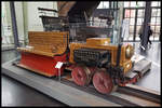 Die erste Lokomotive mit Elektroantrieb von Siemens & Halske steht hier als Schaustück im Verkehrszentrum des Deutschen Museum in München. Die Aufnahme entstand am 27.3.2019.
