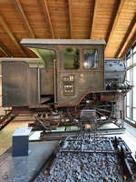 Abgeschnittener Führerstand einer Dampflokomotive, davor ein Gleismesser von Heinrich Dorpmüller aus dem Jahre 1880.