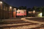 Lange Nacht der Museen im Deutschen Technikmuseum Berlin:
Zu sehen ist ein alter Reisezugwagen der Bundesbahn.
Der Lokschuppen und die funktionsfhige Drehscheibe gehren zu den Bahnanlagen des alten Anhalter Bahnhofs. Heute sind noch viele Gleisstrnge vorhanden, so dass sogar noch eine Museumsbahn dort fahren kann.
(25.08.2007)