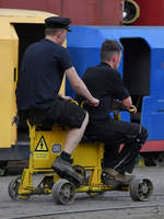 Eine Fahrraddraisine in voller Fahrt. (Eisenbahnmuseum Bochum-Dahlhausen, September 2018)