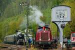 DB 212 007-9 im Hintergrund die S3/6 (18 478) mit Silberlinge im Eisenbahnmuseum Bochum Dahlhausen, April 2024.