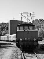 Die 1942 gebaute Elektolokomotive E94 080 wurde Ende April 2025 vor einen fiktiven Zug gespannt.