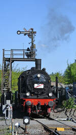 Die Dampflokomotive 38 2267 kommt gerade mit einem Pendelzug im Eisenbahnmuseum Bochum an, so gesehen Ende April 2025.